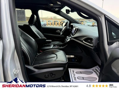 2024 Chrysler Pacifica Hybrid Premium S Appearance Pkg